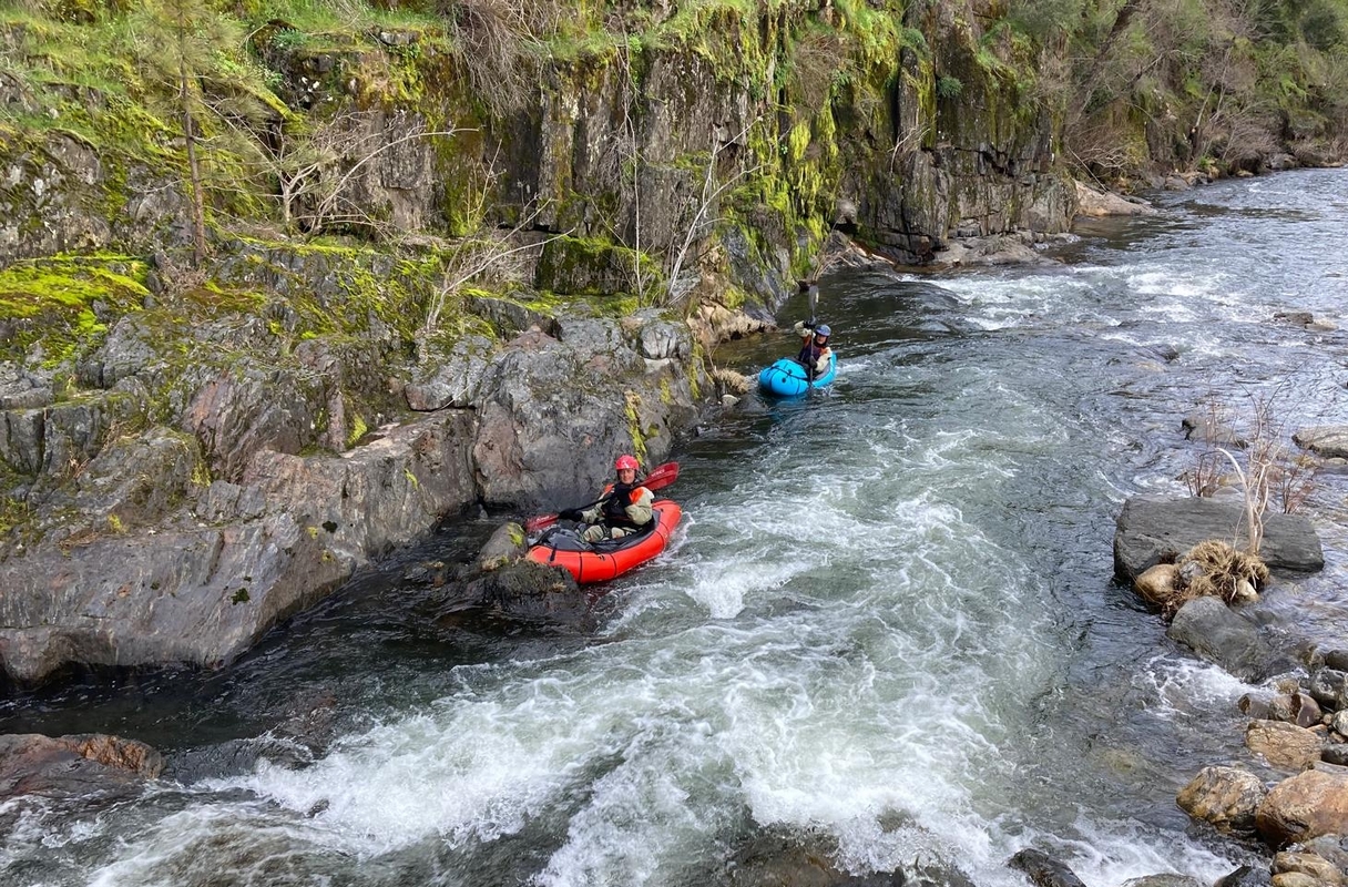 Organiser le groupe et la navigation est indispensable pour assurer la sécurité collective lors d'une descente de rivière